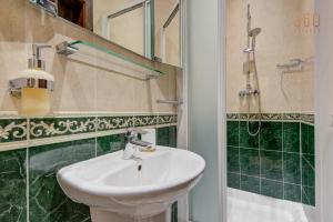 Bagno di Cosy 3BR home Apt with private balcony in B'Bugia