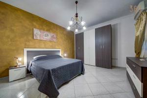 Letto o letti in una camera di Cosy 3BR home Apt with private balcony in B'Bugia