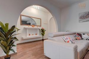 Area soggiorno di Cosy 3BR home Apt with private balcony in B'Bugia