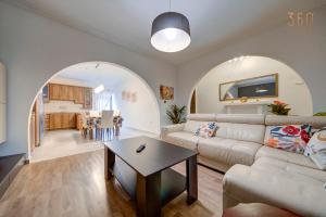 Area soggiorno di Cosy 3BR home Apt with private balcony in B'Bugia