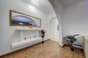 TV o dispositivi per l'intrattenimento presso Cosy 3BR home Apt with private balcony in B'Bugia