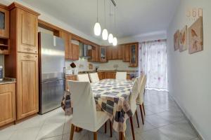 Cucina o angolo cottura di Cosy 3BR home Apt with private balcony in B'Bugia
