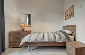 Letto o letti in una camera di Cosy 3BR home Apt with private balcony in B'Bugia