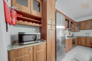 Cucina o angolo cottura di Cosy 3BR home Apt with private balcony in B'Bugia