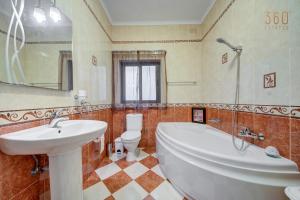 Bagno di Cosy 3BR home Apt with private balcony in B'Bugia