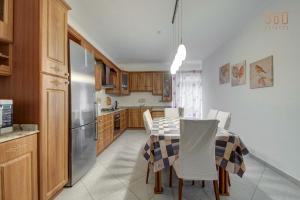 Cucina o angolo cottura di Cosy 3BR home Apt with private balcony in B'Bugia