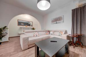 Area soggiorno di Cosy 3BR home Apt with private balcony in B'Bugia