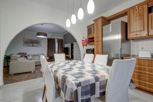 Cucina o angolo cottura di Cosy 3BR home Apt with private balcony in B'Bugia