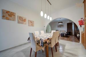 Area soggiorno di Cosy 3BR home Apt with private balcony in B'Bugia