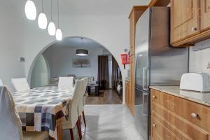 Cucina o angolo cottura di Cosy 3BR home Apt with private balcony in B'Bugia