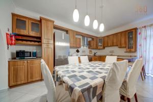 Cucina o angolo cottura di Cosy 3BR home Apt with private balcony in B'Bugia