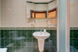 Bagno di Cosy 3BR home Apt with private balcony in B'Bugia