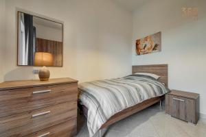 Letto o letti in una camera di Cosy 3BR home Apt with private balcony in B'Bugia