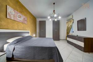 Letto o letti in una camera di Cosy 3BR home Apt with private balcony in B'Bugia