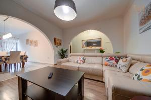 Area soggiorno di Cosy 3BR home Apt with private balcony in B'Bugia