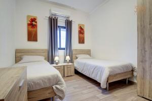 Letto o letti in una camera di Cosy 3BR home Apt with private balcony in B'Bugia
