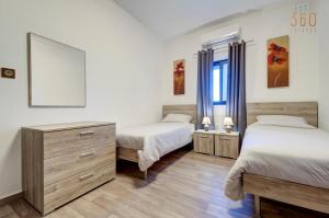 Letto o letti in una camera di Cosy 3BR home Apt with private balcony in B'Bugia
