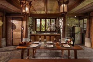 una gran mesa de madera en una habitación con cocina en OCEAN BUNGALOW Villa, en An Bàn (2)