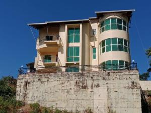 a building on top of a concrete wall at Dev anand Villa in Mahabaleshwar