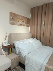 Puting KahoyMiranda's Suites by Fullerton的一间带床和桌子的小卧室