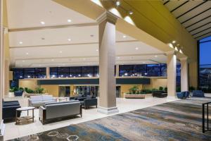 Posezení v ubytování DoubleTree by Hilton Tulsa Downtown