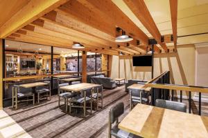 TV a/nebo společenská místnost v ubytování DoubleTree by Hilton Tulsa Downtown
