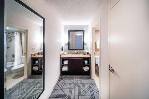 Koupelna v ubytování DoubleTree by Hilton Tulsa Downtown