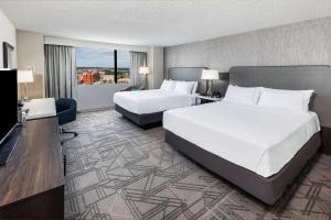 Postel nebo postele na pokoji v ubytování DoubleTree by Hilton Tulsa Downtown