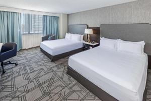 Postel nebo postele na pokoji v ubytování DoubleTree by Hilton Tulsa Downtown