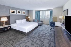TV a/nebo společenská místnost v ubytování DoubleTree by Hilton Tulsa Downtown