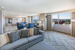 Posezení v ubytování DoubleTree by Hilton Tulsa Downtown