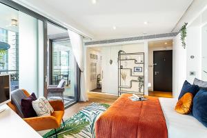 Un dormitorio con una cama y una sala de estar. en Idyllic Covent Garden Flat, en Londres 19 fotos más