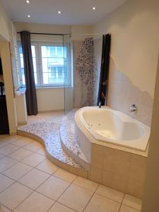a large bathroom with a tub and a shower at Cologne Apartments, direkt am Dom Zentrum 3 Zimmer Studio 46 qm in Cologne