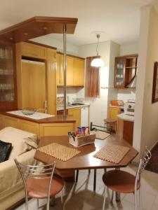 Η κουζίνα ή μικρή κουζίνα στο Mina's apartment