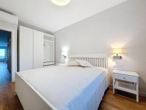 ニースにあるSeaview Promenade des Anglais 2brs apartment Parking cars 1800 kg maxの白いベッドルーム(白いベッド1台、ナイトスタンド付)