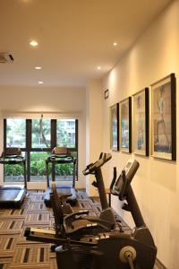 - une salle de sport avec plusieurs appareils de cardio-training dans l'établissement Kid-Loving Poolside Haven - 2BR - Netflix - Games, à Johor Bahru