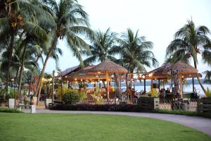 un restaurant avec tables et parasols sur la plage dans l'établissement Kid-Loving Poolside Haven - 2BR - Netflix - Games, à Johor Bahru