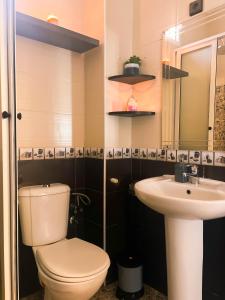 een badkamer met toilet en wastafel bij Sun-kissed retreat in Tangier! in Tanger