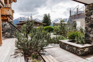 a garden with trees and mountains in the background at Chalet mit Sauna direkt an der Mittelstation Panoramabahn Kitzbühel in Mittersill