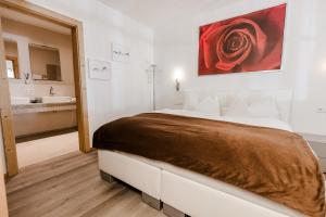 a bedroom with a large bed and a bathroom at Chalet mit Sauna direkt an der Mittelstation Panoramabahn Kitzbühel in Mittersill