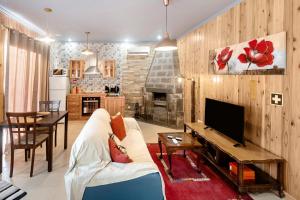 a living room with a couch and a tv at Cantinho do Sossego in Várzea