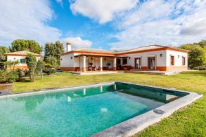 ein großes Schwimmbad vor einem Haus in der Unterkunft Villa Rancho do Sol by Trip2Portugal in Santo Estêvão