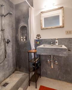 un baño con lavabo y ducha en Residenza Khaddiuggia, en Pantelleria