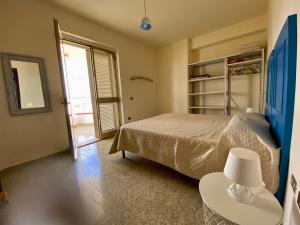 Ένα ή περισσότερα κρεβάτια σε δωμάτιο στο Villa Odetta - appartamento Attico