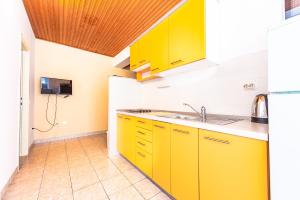 Kuchyň nebo kuchyňský kout v ubytování Apartments Cvito