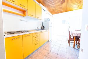 Kuchyň nebo kuchyňský kout v ubytování Apartments Cvito