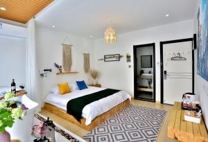 Letto o letti in una camera di Shanghai Monegative Time Garden Hotel Disney Store