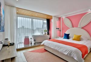Letto o letti in una camera di Shanghai Monegative Time Garden Hotel Disney Store