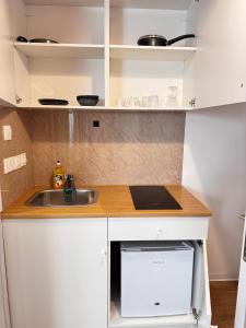 Dapur atau dapur kecil di Modern Studio 2 private Kitchenette and Bathroom
