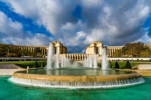 a water fountain in front of a building at Magnifique appartement 2 chambres Paris 16e Trocadéro Tour Eiffel in Paris